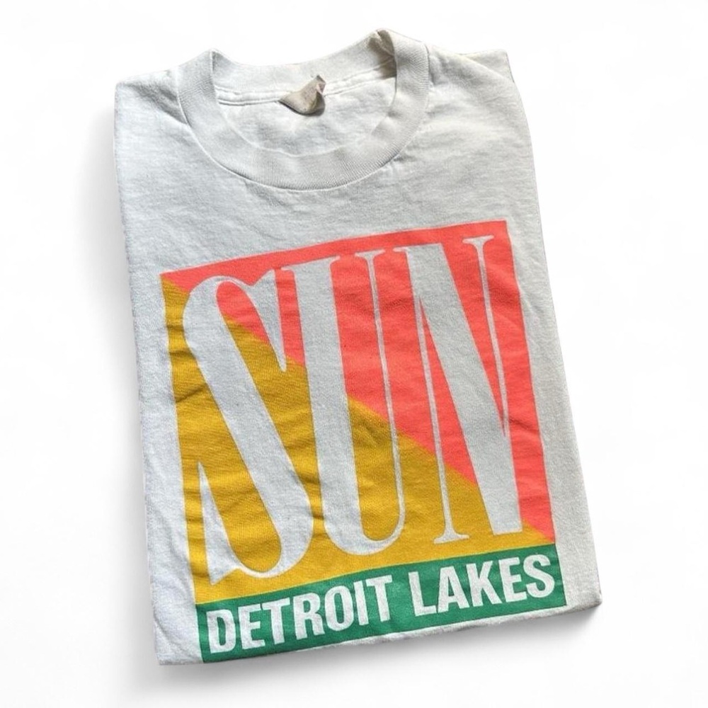 Vintage 1990s 'SUN Detroit Lakes'Graphic Tee - White with Coral, Yellow & Green